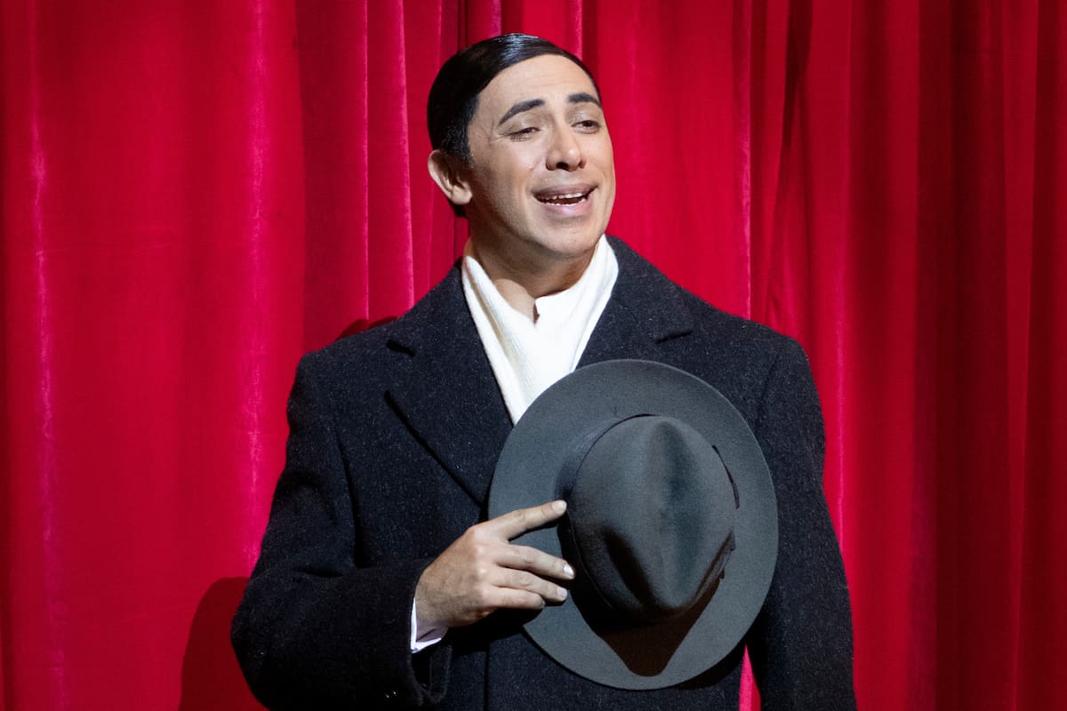 Oscar Lajad como Carlos Gardel en El día en que Frank conoció a Carlitos, la puesta en la que el Morocho del Abasto se mete en pleno corazón de la Avenida Corrientes