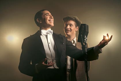 Oscar Lajad como Gardel y Lucas Gerson como Sinatra, en el musical Cuando Frank conoció a Carlitos