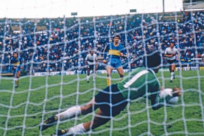 Óscar López Turitich, defensor natural, improvisa como arquero porque Platense se había quedado con 9 jugadores y le ataja un penal a Fernando Morena (Boca)