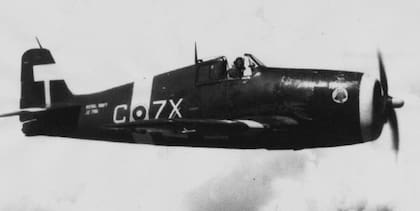 Oscar Lorenzo Sundt, voluntario argentino que piloteaba un caza americano Grumman Hellcat utilizado por la aviación naval británica y que bautizó “Patoruzú”. El rostro del cacique se advierte pintado en el capot del motor. (Archivo Claudio Meunier).