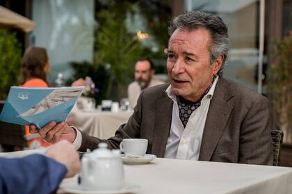 Oscar Martinez, como Bernardo, en su viaje transformador en el film: "Yo, mi mujer y mi mujer muerta"