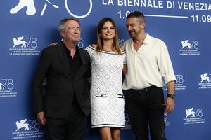 Oscar Martínez, Penélope Cruz y Antonio Banderas, en la presentación de la película Competencia oficial, en la competencia real del 78° Festival de Cine de Venecia