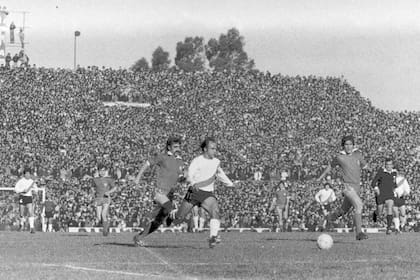 Oscar Más en un ataque de River, en un estadio de Independiente repleto, en el Metro 75