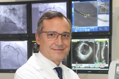 Oscar Méndiz, de la Fundación Favaloro, realizó el primer reemplazo de la válvula tricúspide del corazón por cateterismo