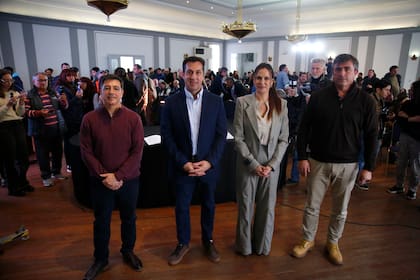 Oscar Merlo, el intendente Rojas, la martillera y Adrián Furno, secretario de Obras municipal