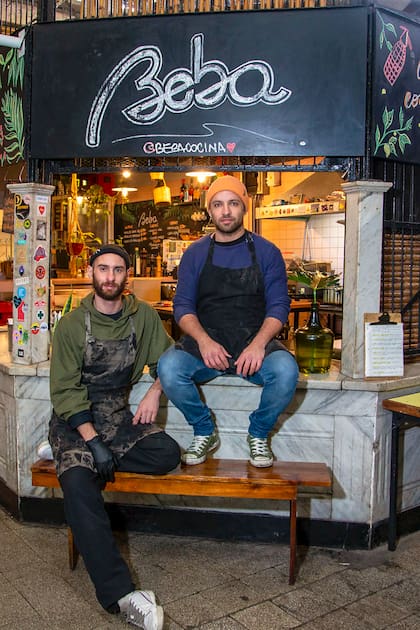 Oscar Molteni y Juan Francisco Femenias en Beba, un restaurante que funciona dentro del Mercado de San Telmo