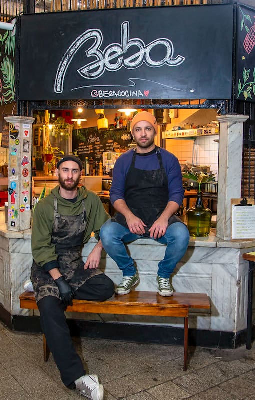 Oscar Molteni y Juan Francisco Femenias en Beba, un restaurante que funciona dentro del Mercado de San Telmo