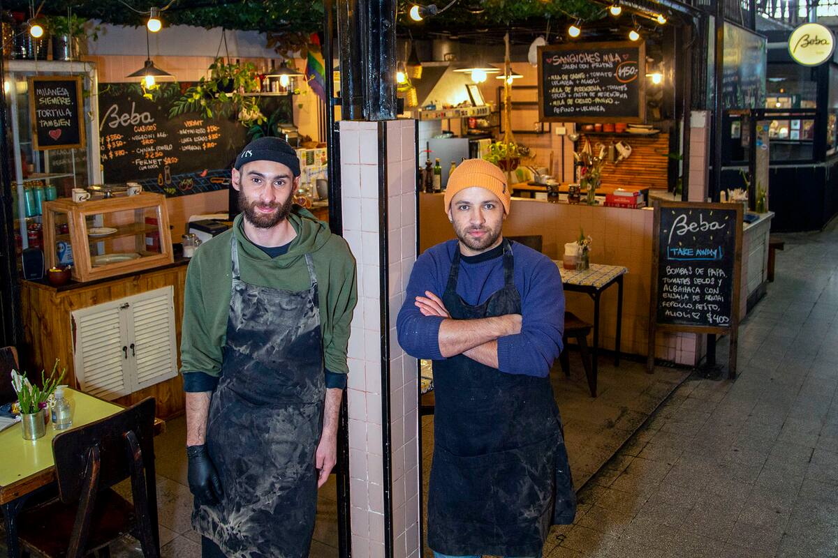 Oscar Molteni y Juan Francisco Femenias en Beba, un restaurante que funciona dentro del Mercado de San Telmo