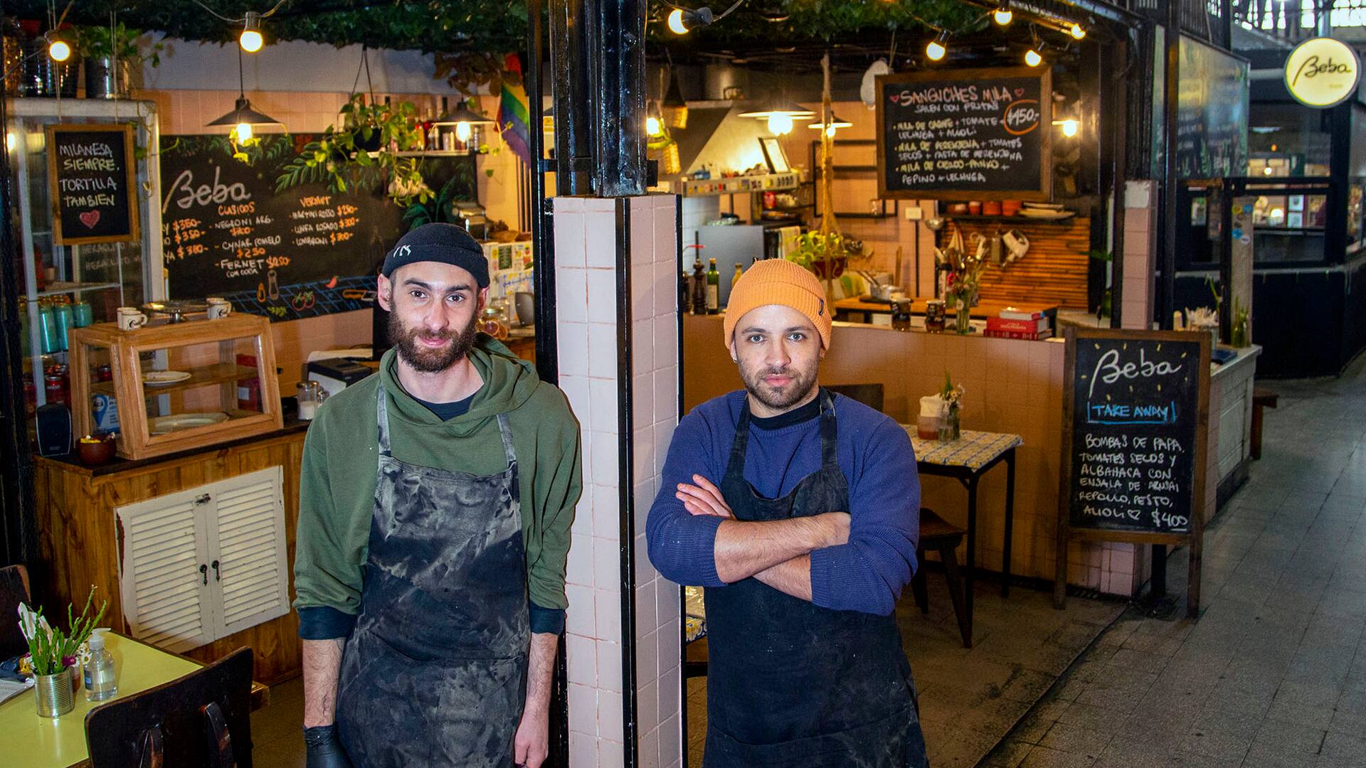 Oscar Molteni y Juan Francisco Femenias en Beba, un restaurante que funciona dentro del Mercado de San Telmo