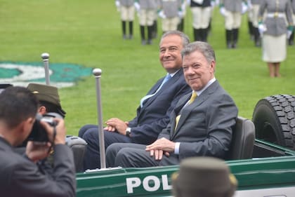 Óscar Naranjo haciendo una recorrida junto a Juan Manuel Santos en la Escuela de Cadetes de Policía General Santander