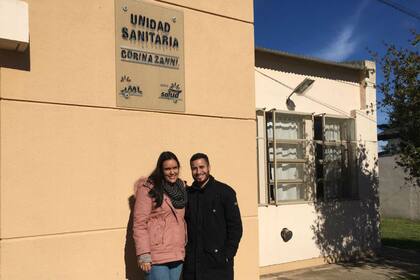 Oscar Ocanto junto a su mujer, María, en el frente a la sala de salud