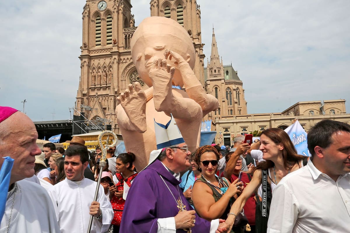 Oscar Ojea saluda a los asistentes a la homilía en la plaza de Luján
