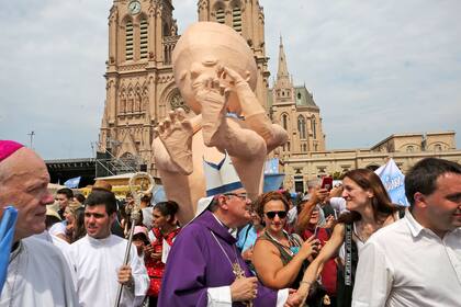 Oscar Ojea saluda a los asistentes a la homilía en la plaza de Luján