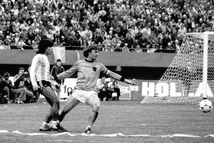 Oscar Ortiz en la final del Mundial 1978; lo marca Ruud Krol, el capitán de Holanda