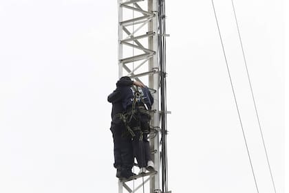 Oscar Pagano, el policía bonaerense que se trepó a una torre, bajó gracias a su amigo Gentile