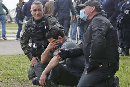 Oscar Pagano, el policía bonaerense se trepó a una torre bajo gracias a su amigo Gentile