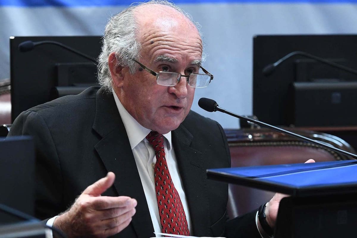 Oscar Parrilli, autor de otra arremetida kirchnerista inconstitucional