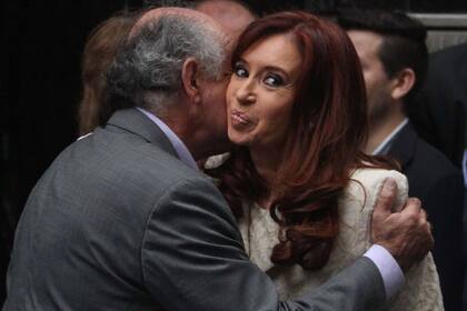 Cristina Kirchner saluda al senador Oscar Parrilli, uno de los principales promotores de la reforma en la Procuración General