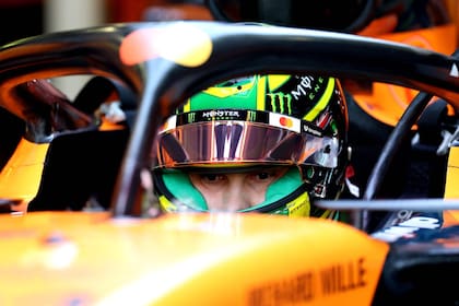 Oscar Piastri adelantó su McLaren a los prometedores Mercedes y Ferrari y dio la mejor vuelta del día en Melbourne, donde el australiano es local.