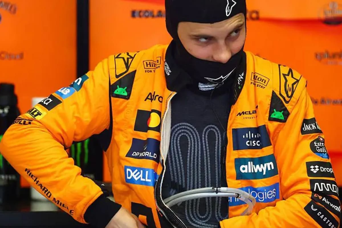 Oscar Piastri de McLaren con el sistema de refrigeración que deben utilizar los equipo para el Gran Premio de Austria
