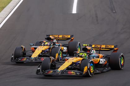 Oscar Piastri y Lando Norris, ambos de McLaren, largan adelante en el Gran Premio de Países Bajos