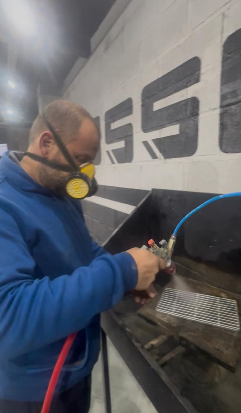 Oscar realiza todo a mano, no tiene máquinas