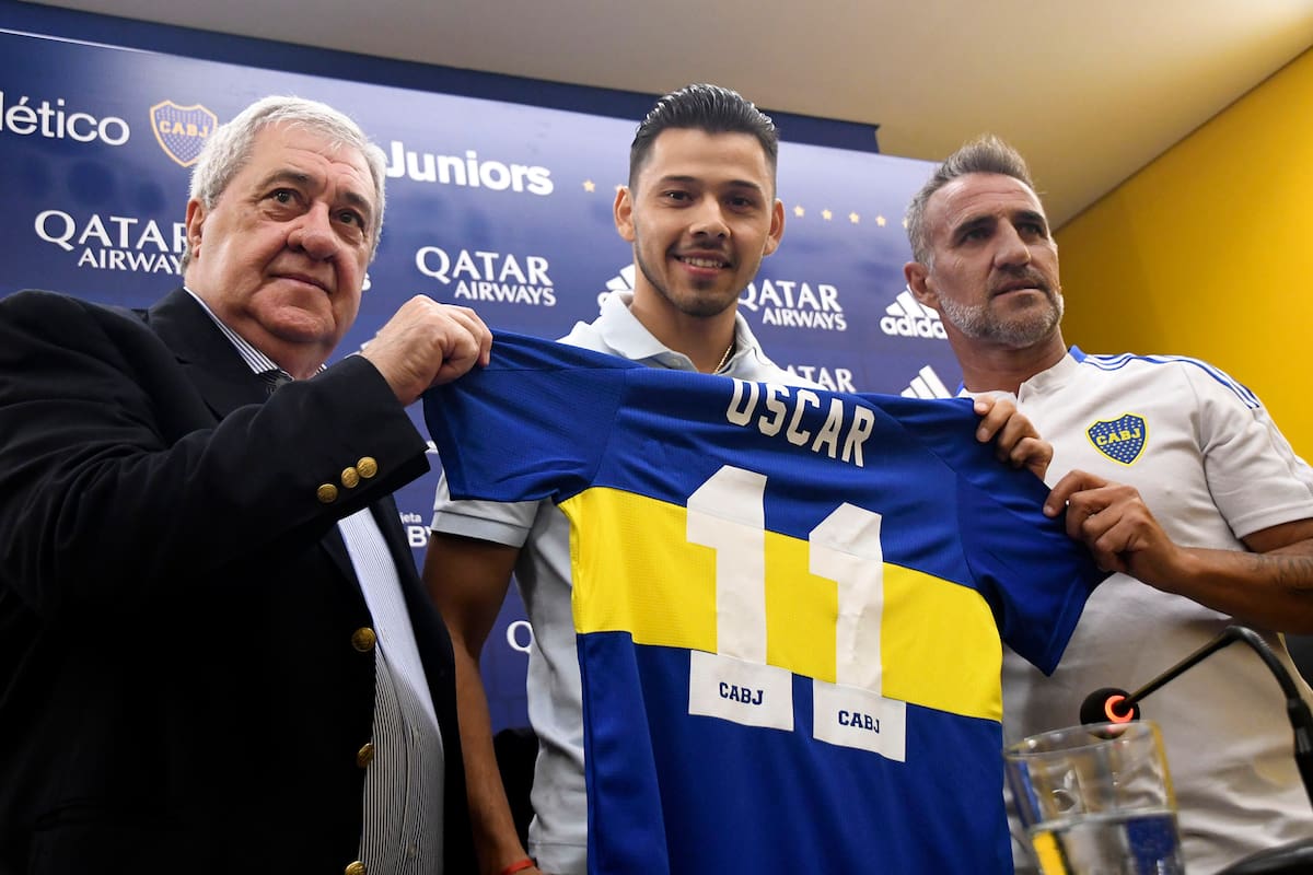 Óscar Romero, quinto refuerzo de Boca, flanqueado por el presidente Jorge Ameal y el integrante del Consejo de Fútbol Raúl Cascini, en la presentación.