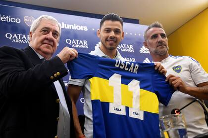 Óscar Romero, quinto refuerzo de Boca, flanqueado por el presidente Jorge Ameal y el integrante del Consejo de Fútbol Raúl Cascini, en la presentación.