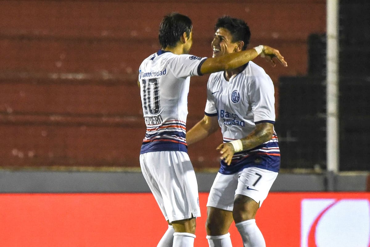 Óscar Romero se abraza con Adam Bareiro para festejar el gol del 1-1 parcial.