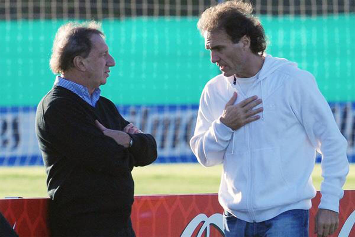 Oscar Ruggeri dialoga con Carlos Bilardo en el predio de Ezeiza