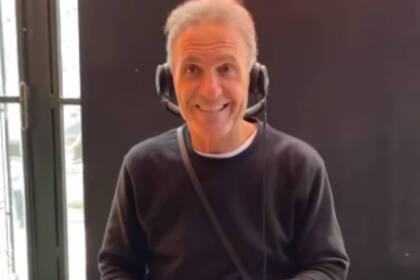 Oscar Ruggeri, en modo DJ, en un evento de la marca de su hija Candela
