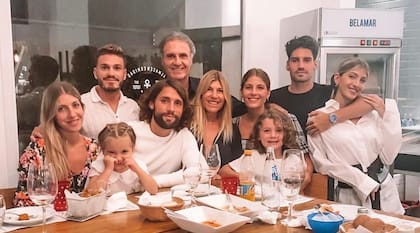 Oscar Ruggeri y su familia extendida