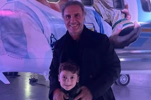 Oscar Ruggeri y su nieto mayor, Milo