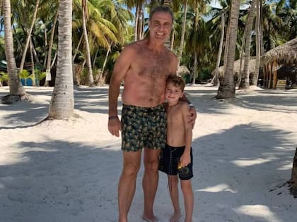 Oscar Ruggeri y uno de sus nietos en Punta Cana