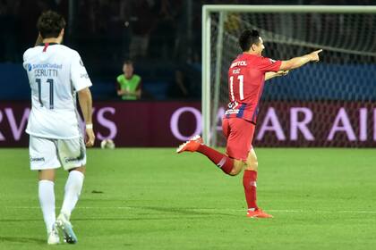 Oscar Ruiz celebra el gol de la victoria de Cerro; lo sufre Cerrutti, de San Lorenzo