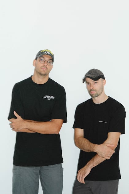 Óscar Sánchez y César Cañadas, que fundaron el estudio en 2019 tras una etapa formativa y profesional en Shanghái.