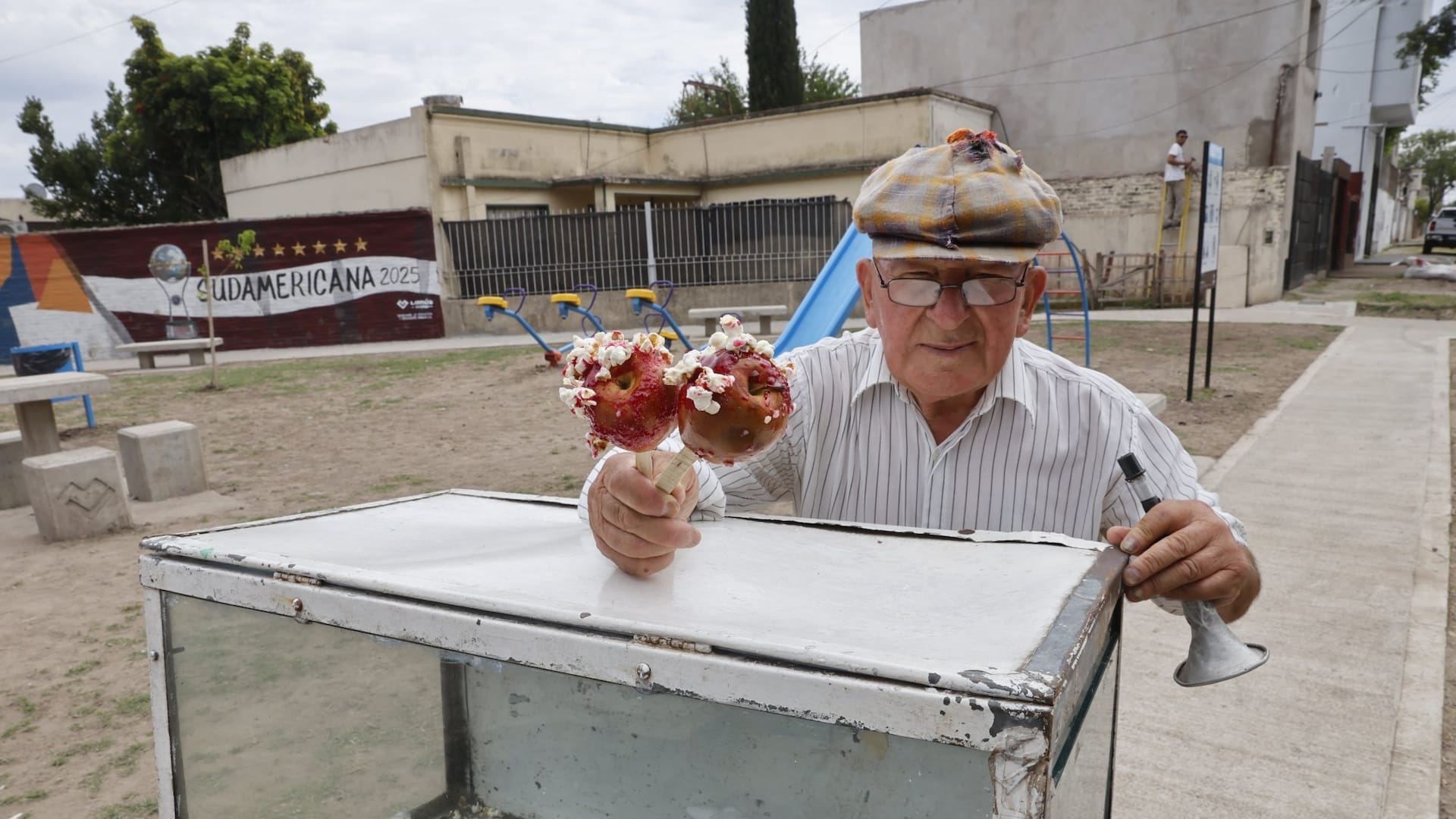 Oscar Sebastián García, un jubilado de Lanús que cobra la mínima, y que para cubrir sus gastos sale a vender manzanas a la calle.