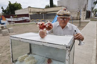 La emoción de un jubilado de 81 años que volvió a comprar en un súper después de años de privaciones