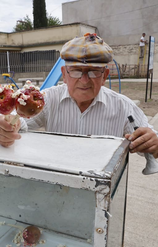 Oscar Sebastián García, un jubilado de Lanús que cobra la mínima, y que para cubrir sus gastos sale a vender manzanas a la calle.