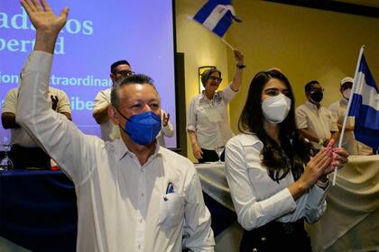 Oscar Sobalvarro y Berenice Quezada durante el lanzamiento de la fórmula presidencial para las elecciones de Nicaragua, en Managua