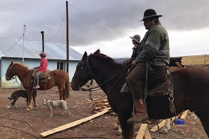 Oscar, su papá, es el que le enseña todo lo que tiene que saber sobre el campo y el cuidado de los animales