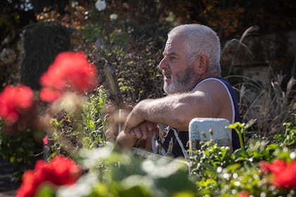 Oscar Sueldía fue empleado de Gándara durante 33 años y es el único que todavía vive enfrente de la fábrica abandonada.
