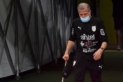 Oscar Tabárez ingresa a la Arena Amazonia, sede del partido por eliminatorias con Brasil; tras la derrota, abogó por "no tirar la toalla" de cara a los seis partidos que restan.