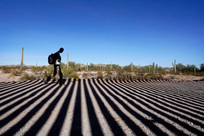 Óscar tiene 14 años y cruzó la frontera hacia Estados Unidos en Arizona (la imagen es ilustrativa)