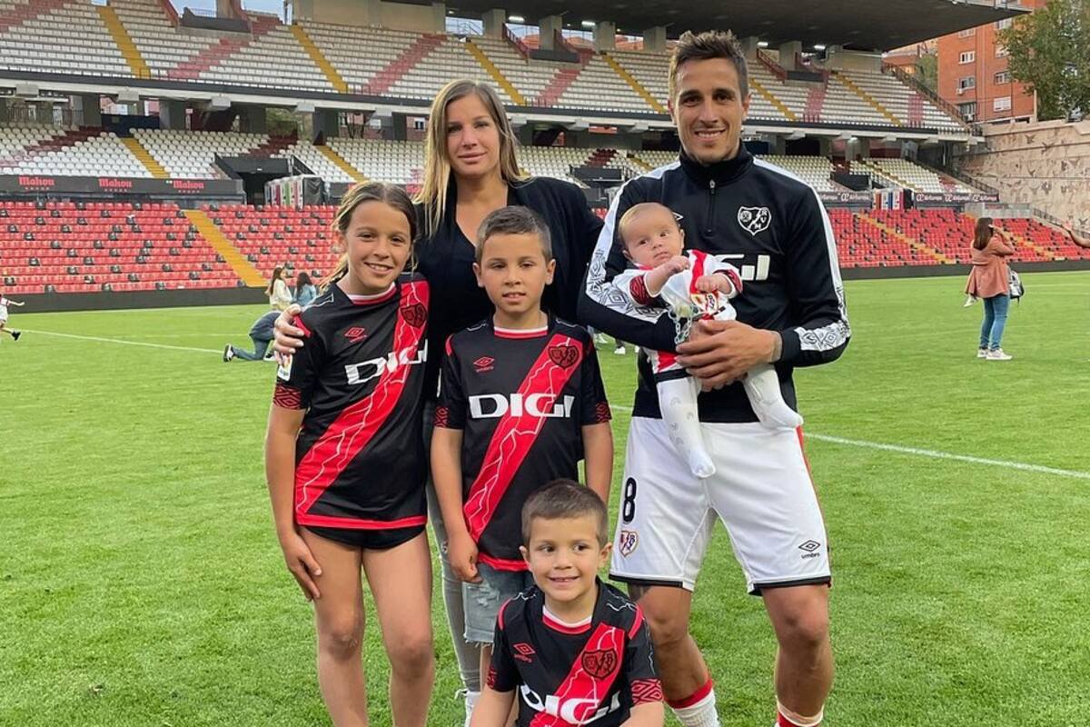 Oscar Trejo junto con su mujer y sus cuatro hijos, en el estadio del Rayo Vallecano, donde construyó el tramo principal de su carrera
