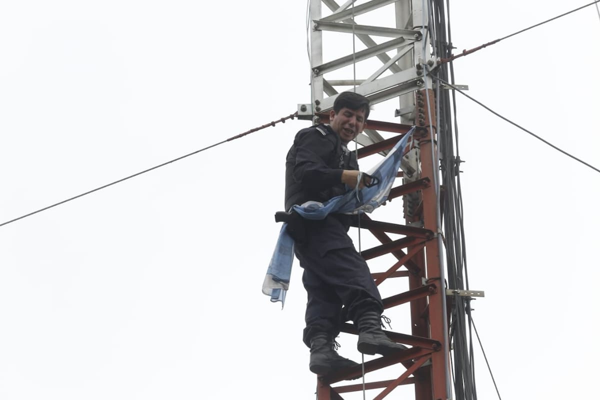 Oscar, un policía bonaerense se trepó a una torre: está llorando y tratan de bajarlo