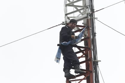 Oscar, un policía bonaerense se trepó a una torre: está llorando y tratan de bajarlo