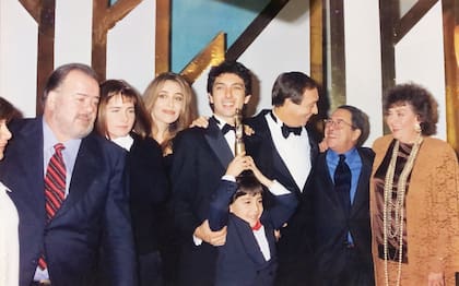 Oscar Viale junto al elenco de Mi cuñado en los premios Premios Martín Fierro, luego de ganar en la categoría Mejor Telecomedia. De izquierda a derecha: Oscar Viale, Cecilia Dopazo, Patricia Viggiano, Ricardo Darín, Luis Brandoni, Carlos Berterreix, Nelly Prono y Leonardo Vilches