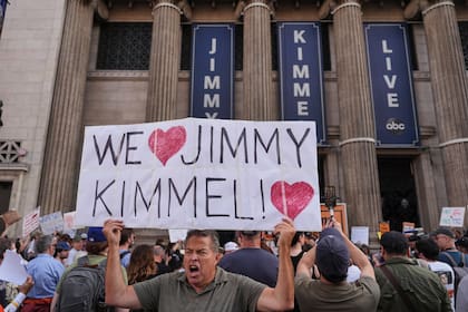 Oscar Villanueva sostiene un cartel afuera del Centro de Entretenimiento El Capitán, donde se presenta el programa nocturno "Jimmy Kimmel Live!", el jueves 18 de septiembre de 2025, en Los Ángeles. (Foto AP/Jae C. Hong)