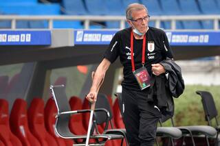 Suárez y otros referentes de Uruguay sostienen a Tabárez en su hora de más debilidad